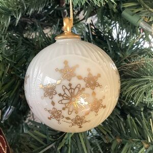 Lenox Annual 1988 Christmas Ornament Ball with Snowflakes